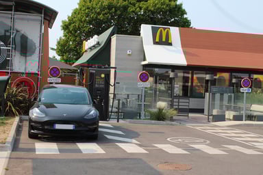 Tesla Model 3 en recharge chez McDo La Guerche-de-Bretagne