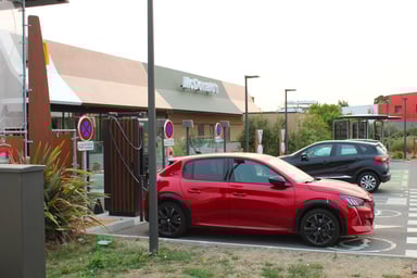 Peugeot e-208 en recharge chez McDo La Guerche-de-Bretagne