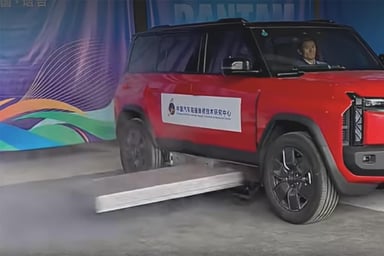 Ejection de batterie en cas d'incendie sur une voiture électrique