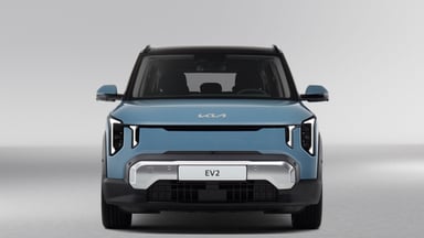 Kia EV2 vue de face, SUV électrique compact bleu.