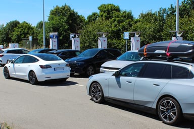 Affluence à une station de recharge