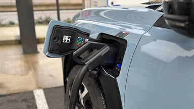 Prise de recharge avant gauche de la Renault 4 E-Tech électrique
