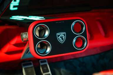 Commandes au volant accessibles et intuitives