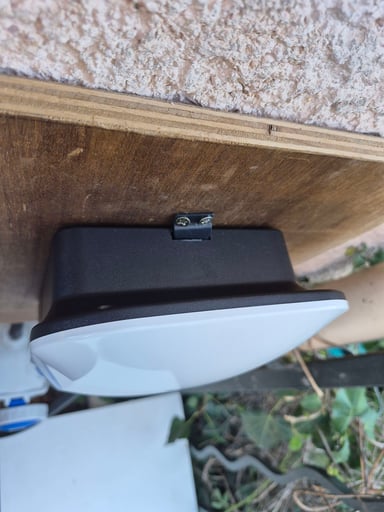 Fixations murales de la borne / Image : AP.