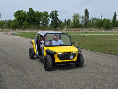 Ipop, nouveau véhicule électrique français jaune présenté au Musée National de l'Automobile de Mulhouse