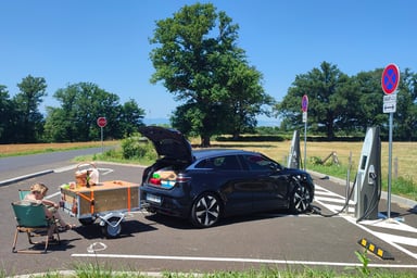 La Renault Megane E-Tech de Jean-Luc branchée dans une station IECharge
