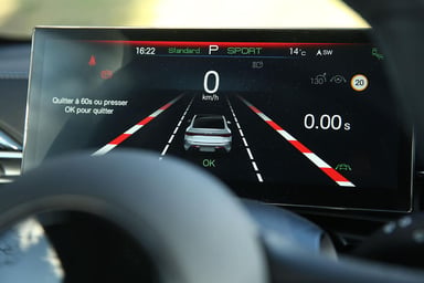 Écran numérique d'une BYD affichant le système d'assistance à la conduite autonome et le maintien de voie.