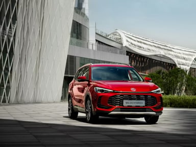 MG ZS Hybrid circule en ville