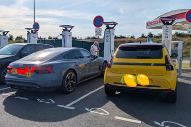 La Renault 5 E-Tech de Jérémy à côté d'une berline Audi e-tron GT