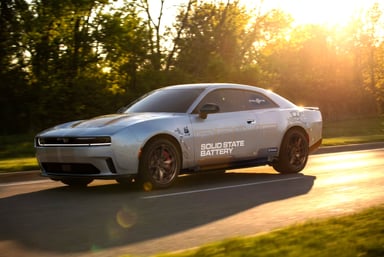 Dodge Charger Daytona avec batterie solide FEST en essais routiers chez Stellantis