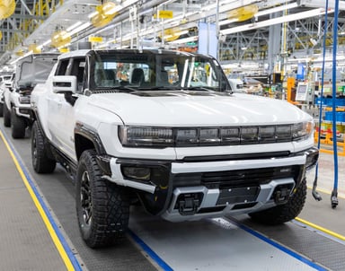 GMC Hummer EV blanc sur la ligne d'assemblage d'une usine General Motors.