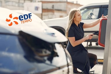 Conductrice branchant sa voiture électrique sur une borne, logo EDF Tempo