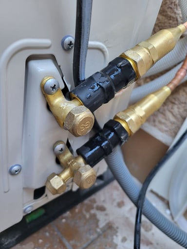 Les raccords côté unité extérieure après installation. De l'eau savonneuse peut être utilisée pour détecter une éventuelle fuite / Image : AP.