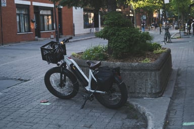 Vélo électrique à pneus larges stationné dans une rue en ville