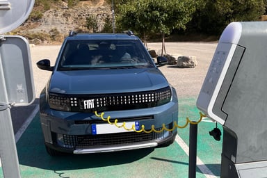 La Fiat Grande Panda de Maxime sur une borne AC