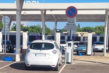 Cette Renault Zoé de Bertrand se recharge gratuitement chez Ionity à l'aire de Mornas Village