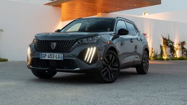 Peugeot e-2008 électrique, SUV compact vu de face avec sa calandre massive