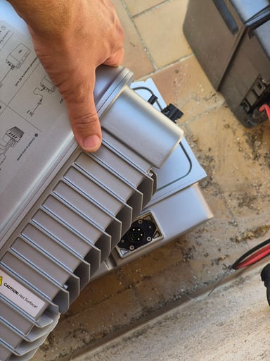 L'emboîtement de la Solar Vault 3 sur une batterie aditionnelle / Image : AP.