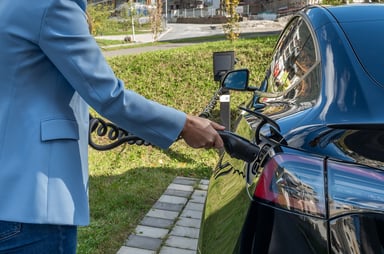 Recharge d'une voiture électrique branchée sur une borne