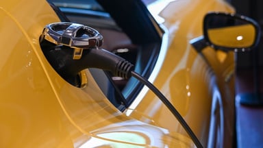Voiture hybride rechargeable en 2026, symbole des nouveaux enjeux d’assurance auto