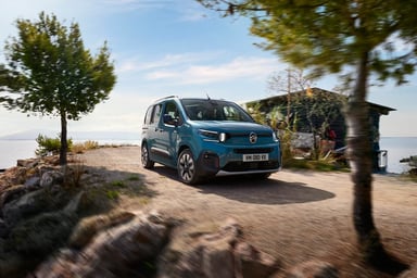 Citroën ë-Berlingo électrique bleu garé sur un chemin en bord de mer
