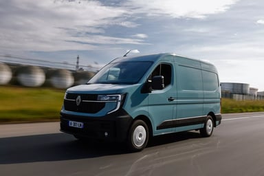 Renault Master E-Tech électrique, un utilitaire pour les professionnels, roulant sur une route