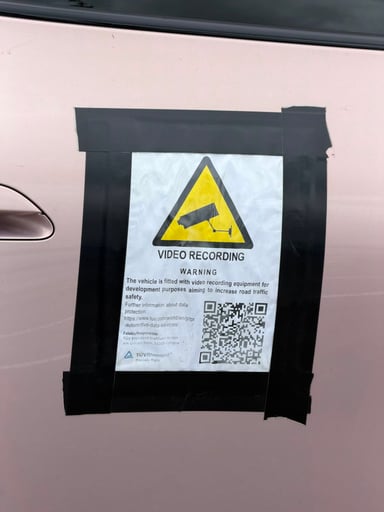 Affiche RGPD du TÜV Rheinland collée sur la portière de la Xiaomi SU7