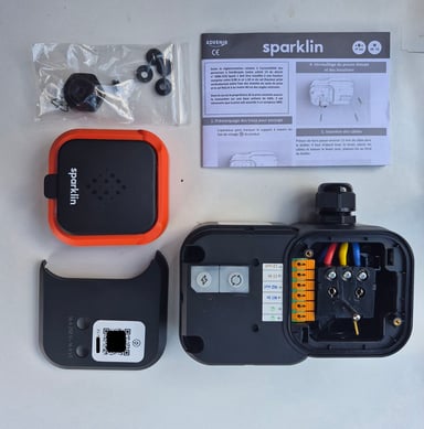 Le contenu de la boîte de la Spark 1 / Image : AP.