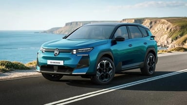 Citroën ë-C5 Aircross électrique bleu sur une route en bord de mer