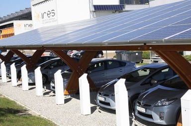 voiture-electrique-panneaux-solaires
