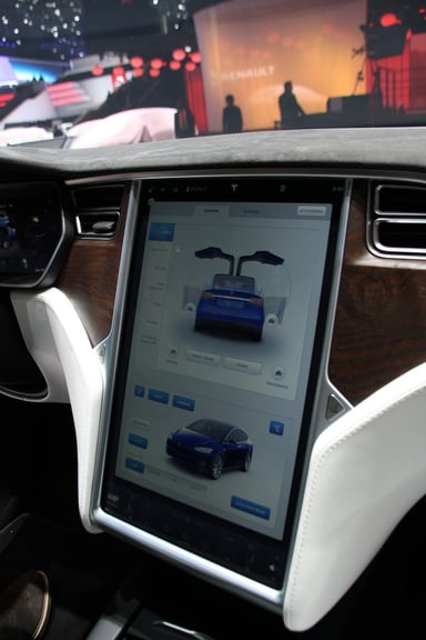 Le Tesla Model X adopte le même écran tactile 17 pouces que la Model S avec des fonctionnalités qui lui sont propres