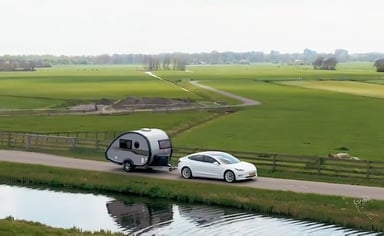 Tesla Model 3 tractant une caravane