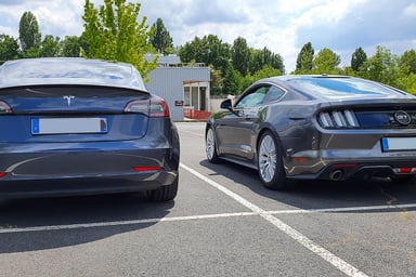 Les Ford Mustang et Tesla Model 3 de Thierry Meurgues