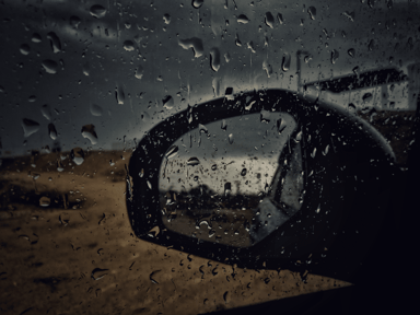Rétroviseur de voiture sous la pluie