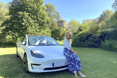 Charlotte de Silguy et sa Tesla Model 3