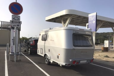 Le Volvo XC40 électrique de Philippe avec une caravane Eriba