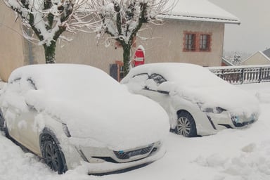 Peugeot 208 sous le neige : électrique à gauche, diesel à droite