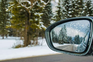 Rétroviseur de voiture dans la neige