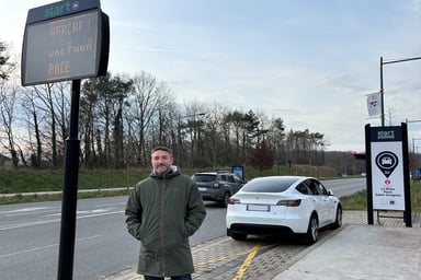 Eric et son Tesla Model Y à un arrêt de covoiturage Star't