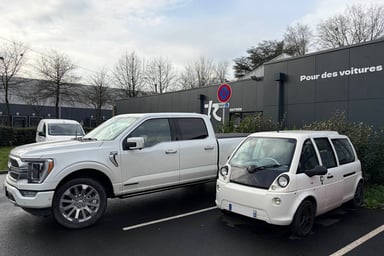 Ford F-150 hybride à côté d'une Mia chez Revo