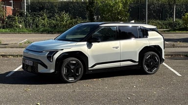 Kia EV3 GT Line 2025 en essai sur route, SUV électrique compact gris métallisé