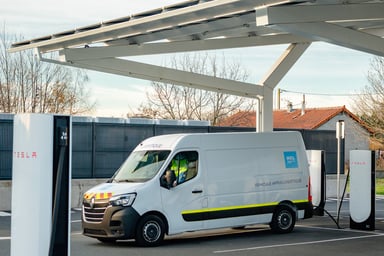 En recharge chez Tesla, l'unité mobile d'alimentation du pneumobile