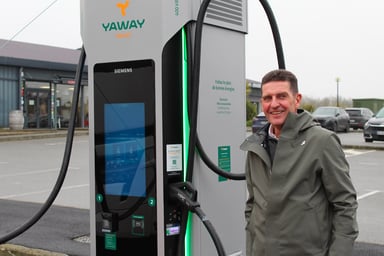 Bertrand Vivier à côté d'une borne Yaway pour poids lourds