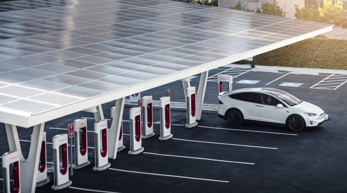 Le SUV Tesla en charge