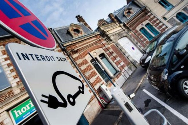 Bornes de recharge & voitures ventouses