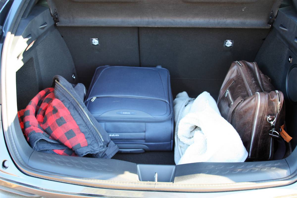 Si la batterie n'empiète pas sur l'habitacle, le volume de chargement du C-HR est inférieur à celui de ses concurrents de même gabarit