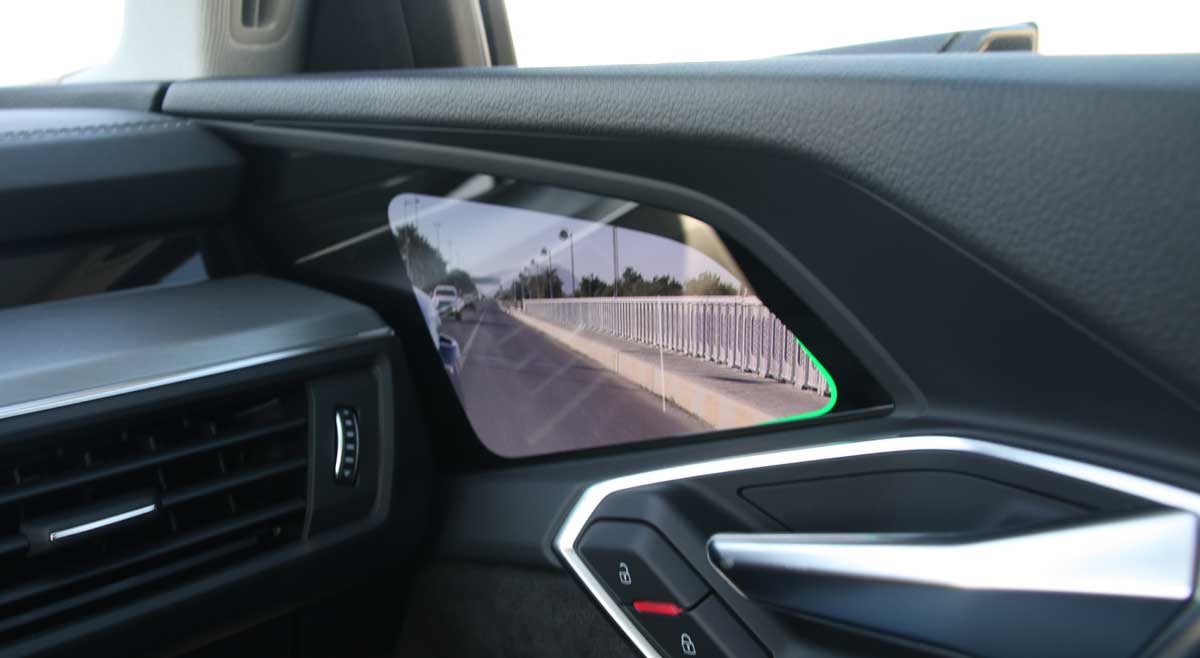 Au clignotant activé, le signal vert indique que le changement de voie est "ok"