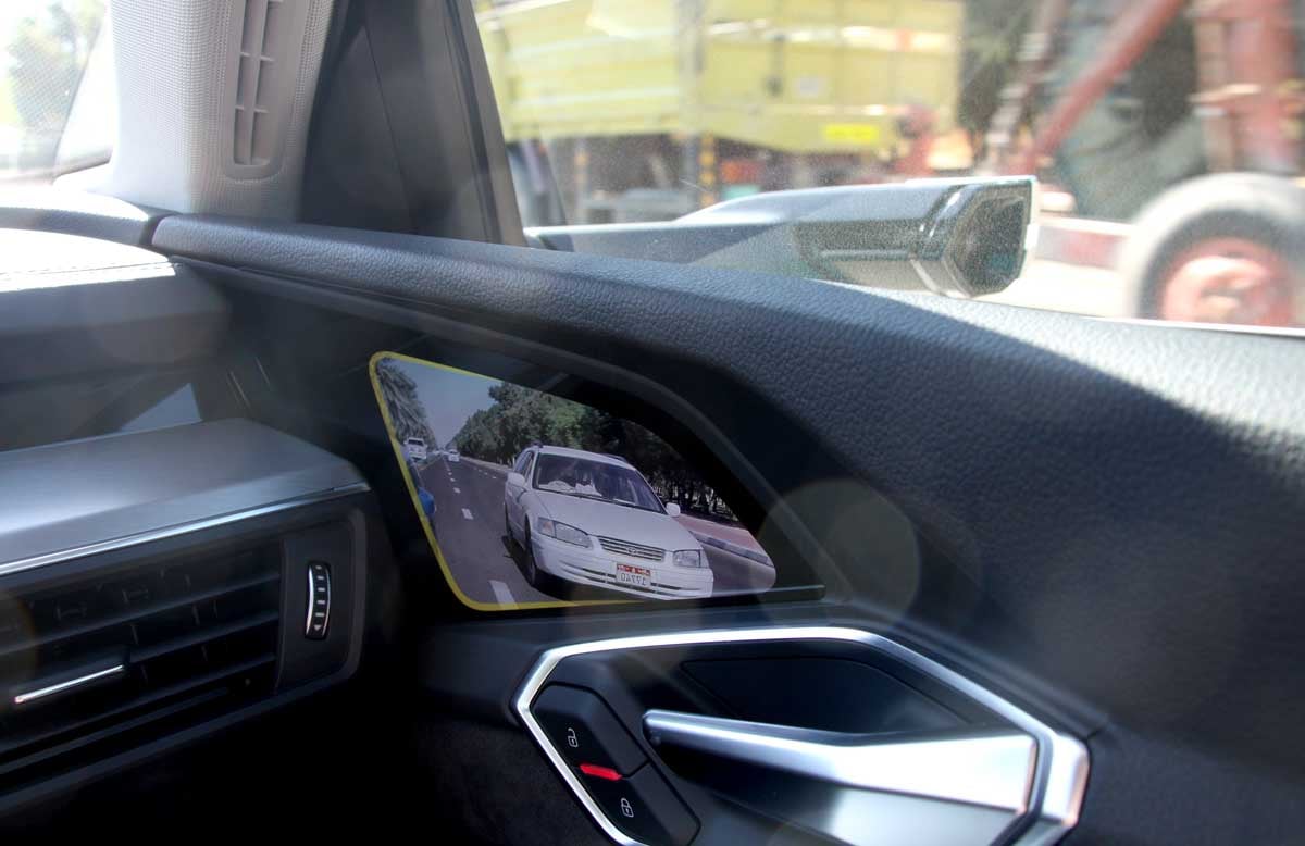 Lorsqu'une voiture est détectée, un contour jaune apparait dans le contour de l'écran OLED