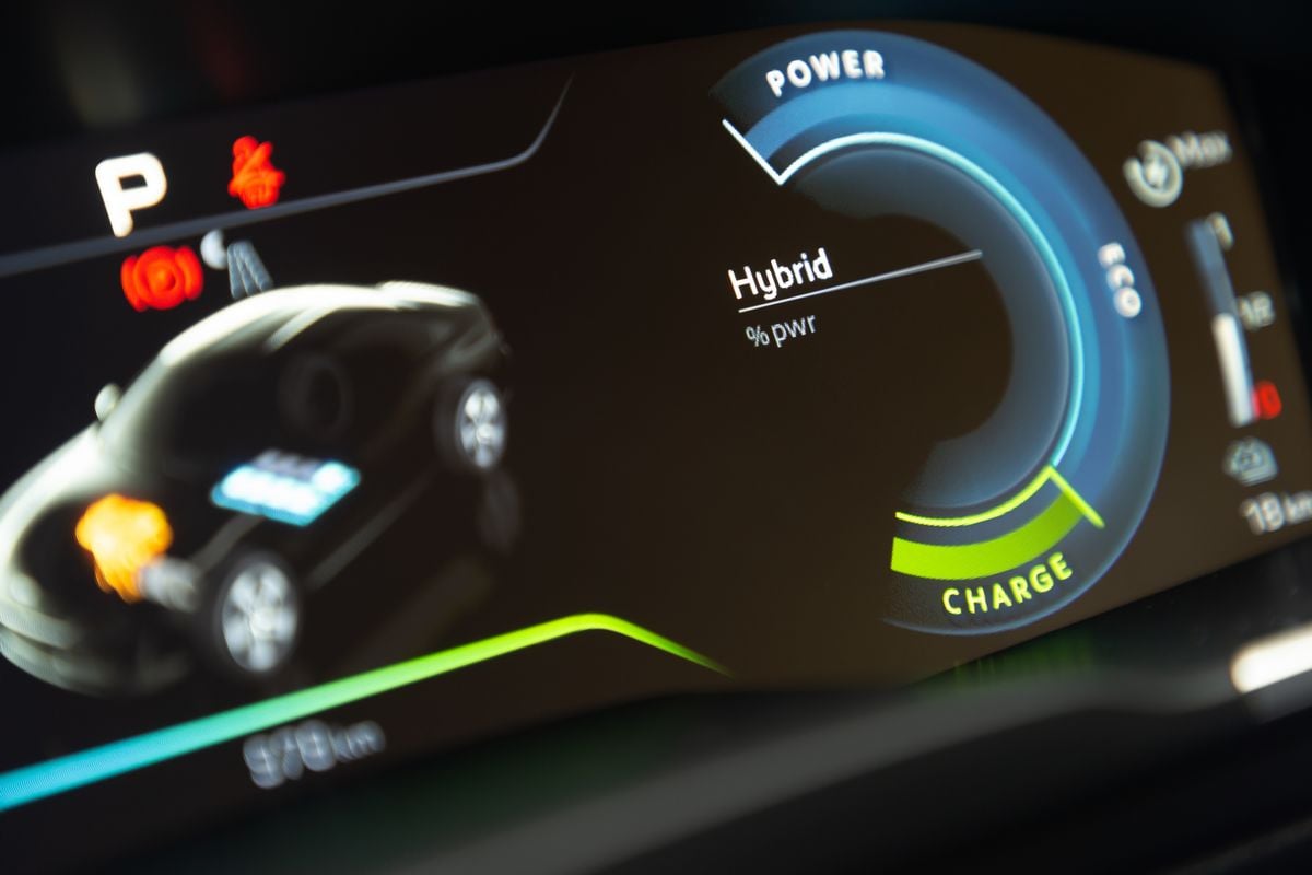 essai-peugeot-508-phev-0015 L'économètre permet de savoir en un clin d'oeil si l'on est en phase de consommation ou de régénération d'énergie