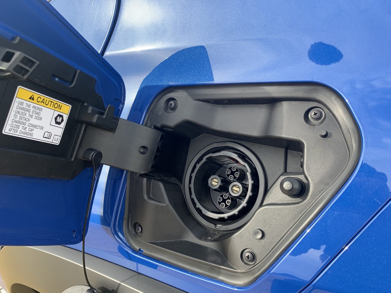 A gauche la prise CHAdeMO pour la charge DC